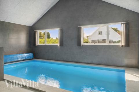 Sommarstuga 588 är inredd med en smakfull poolavdelning som har vattenrutschbana, ett stort inbyggt spapad och bastu