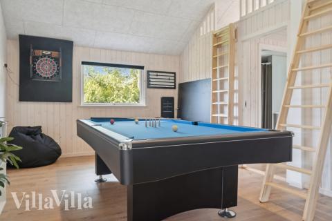 Lyxstuga 588 för 14 personer har ett stort aktivitetsrum med bl.a. biljard och dart