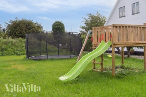 Till den trevliga sommarstugan nr 588 i Lolland/Falster/Møn erbjuds en mängd utomhusaktiviteter, t.ex. lektorn och gungor