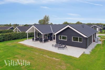 Den praktfulla poolstugan nr 588 med plats för 14 personer ligger i Lolland/Falster/Møn