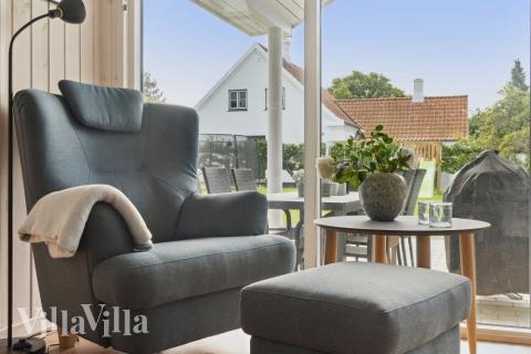 I soffhörnan i lyxstuga 588 i Lolland/Falster/Møn kan ni spela brädspel eller titta på film tillsammans.