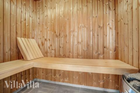 Njut av bastuvärmen i lyxstuga nr 548 för 20 personer