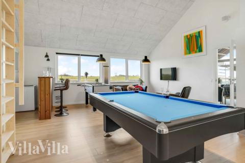 Förutom de många timmar som du kan tillbringa i stugans poolavdelning erbjuder lyxstuga 548 även biljard, bordtennis och dart