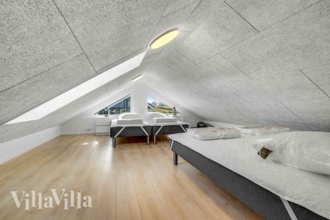 Några av de 20 sovplatserna finns på loftet i lyxstuga nr 548