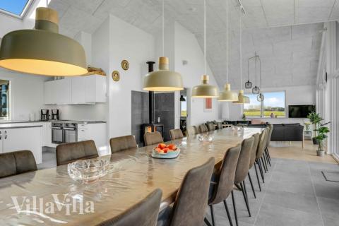 Det stora ljusa vardagsrummet i lyxstuga nr 548 för 20.