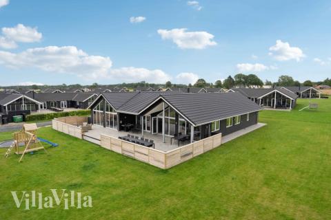 Den praktfulla poolstugan nr 548 med plats för 20 personer ligger i Fyn och öar