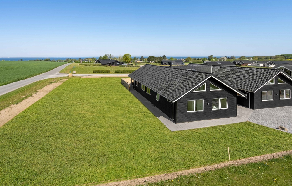 I Fyn och öar ligger detta vackra poolhus nr 548 med plats för 20 personer.