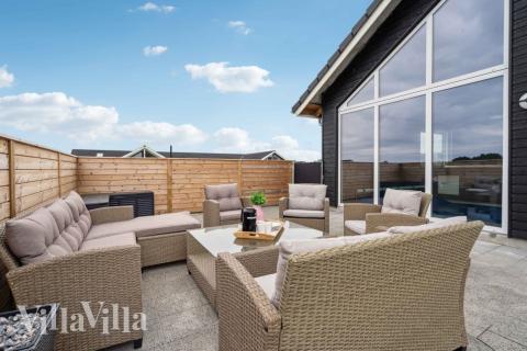 Lyxstuga nr 548 har en härlig terrass med sköna trädgårdsmöbler för 20 personer.