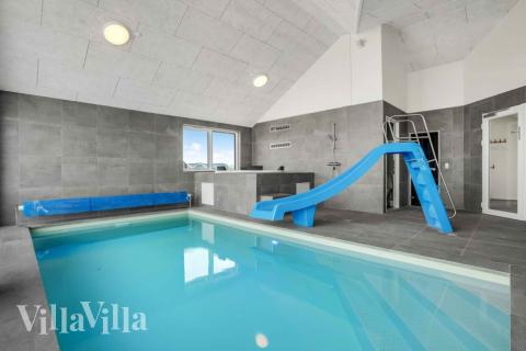 Sommarstuga 548 är inredd med en smakfull poolavdelning som har vattenrutschbana, ett stort inbyggt spapad och bastu