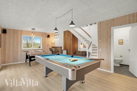 Förutom de många timmar som du kan tillbringa i stugans poolavdelning erbjuder lyxstuga 603 även biljard, bordtennis och dart