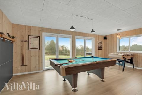 Lyxstuga 603 för 12 personer har ett stort aktivitetsrum med bl.a. biljard och dart