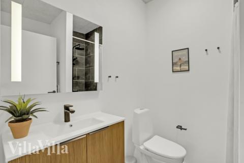 Ett duschrum finns i lyxstuga nr 603 för 12 personer.