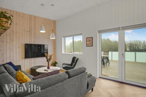 I soffhörnan i lyxstuga 603 i Limfjorden kan ni spela brädspel eller titta på film tillsammans.