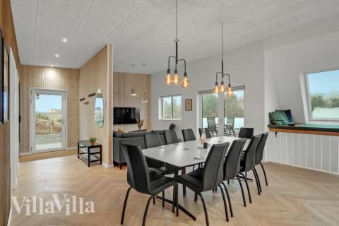 Det stora ljusa vardagsrummet i lyxstuga nr 603 för 12.