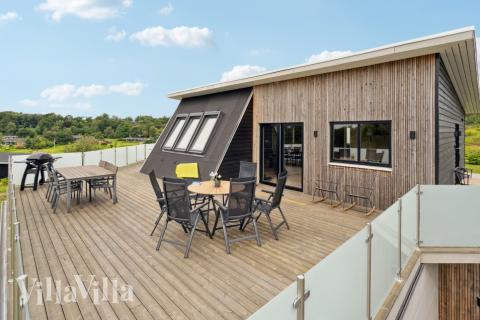 Lyxstuga nr 603 har en härlig terrass med sköna trädgårdsmöbler för 12 personer.