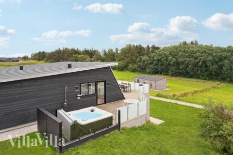 Det finns bubbelpool och 4 sovrum i lyxstuga nr 603.