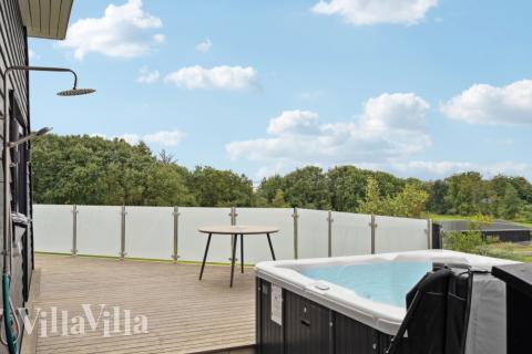 Lyxstuga nr 603 erbjuder bland annat ett härligt spabad