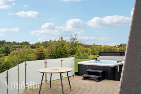 Njut av spabadets värme i lyxstuga nr 603 i Limfjorden