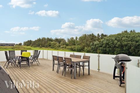 Njut av en grillkväll på terrassen i lyxstuga nr 603 i Limfjorden