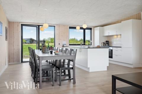 Det stora ljusa vardagsrummet i lyxstuga nr 604 för 16.