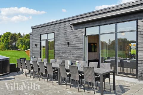 Lyxstuga nr 604 har en härlig terrass med sköna trädgårdsmöbler för 16 personer.