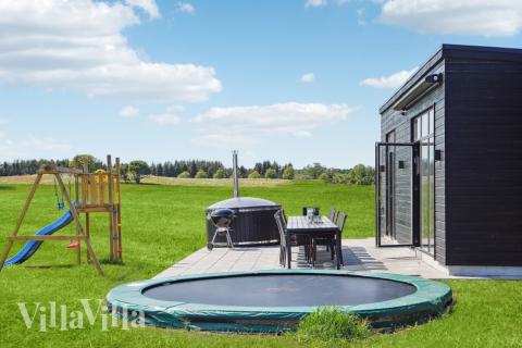 Till den trevliga sommarstugan nr 604 i Østjylland erbjuds en mängd utomhusaktiviteter, t.ex. lektorn och gungor