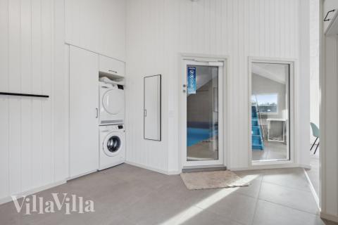 Den rymliga entrén i lyxstuga nr 605 i Vestjylland