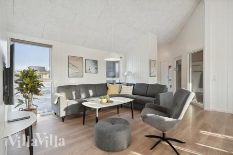 I soffhörnan i lyxstuga 605 i Vestjylland kan ni spela brädspel eller titta på film tillsammans.