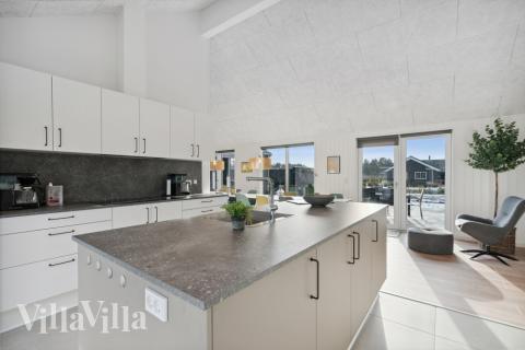 Köket i lyxstuga nr 605 är generöst inrett.