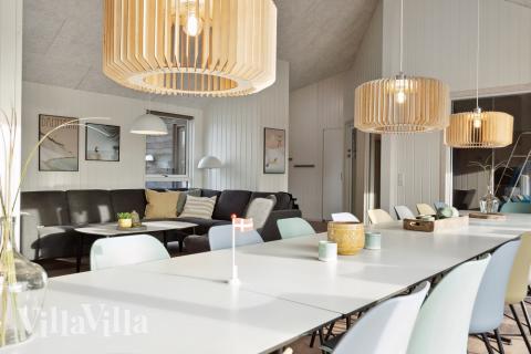 Det stora ljusa vardagsrummet i lyxstuga nr 605 för 24.