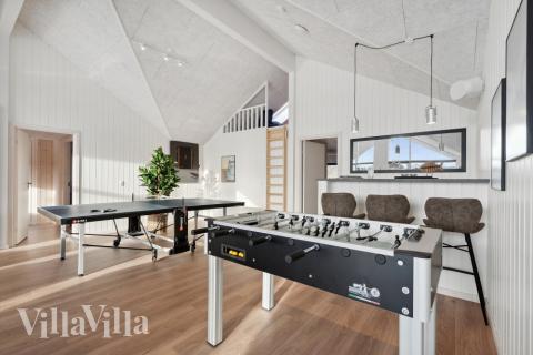 Lyxstuga 605 för 24 personer har ett stort aktivitetsrum med bl.a. biljard och dart