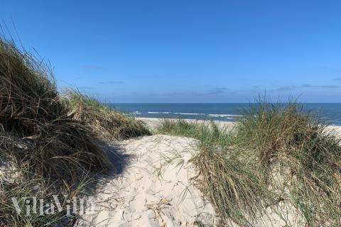 Stranden i närheten av lyxhus 605.
