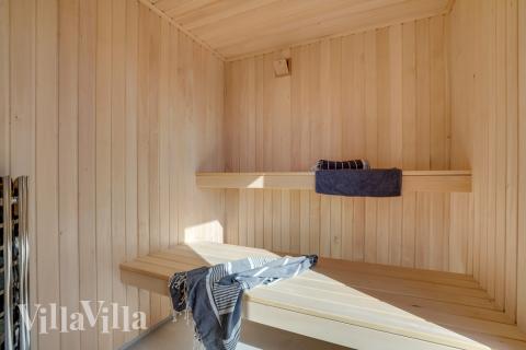 Njut av bastuvärmen i lyxstuga nr 605 för 24 personer