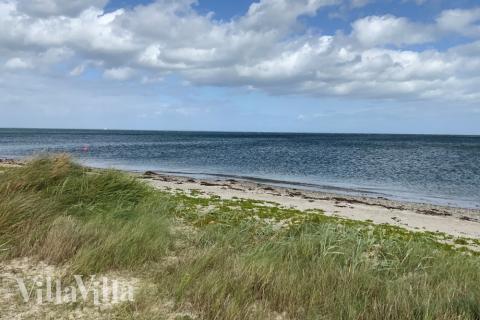 Den vackra stranden i närheten av lyxhus 606 vid Østjylland.