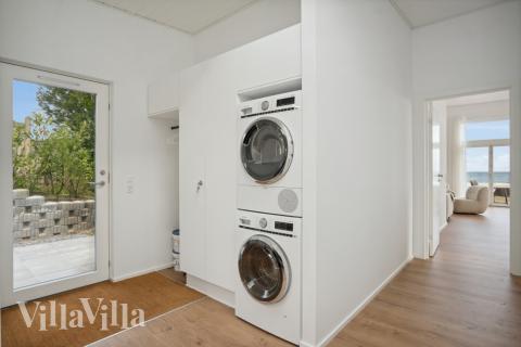 Den rymliga entrén i lyxstuga nr 606 i Østjylland