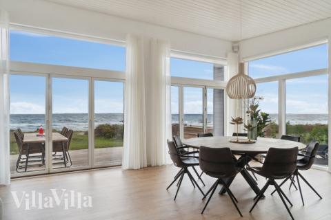 Det stora ljusa vardagsrummet i lyxstuga nr 606 för 6.