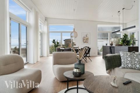 I soffhörnan i lyxstuga 606 i Østjylland kan ni spela brädspel eller titta på film tillsammans.