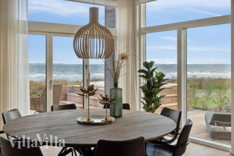 Vardagsrummet i lyxstuga nr. 606 har plats för 6 personer.