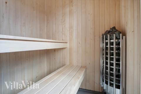 Njut av bastuvärmen i lyxstuga nr 606 för 6 personer