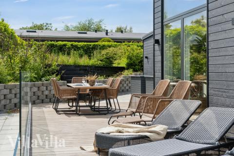 Njut av en grillkväll på terrassen i lyxstuga nr 606 i Østjylland