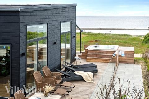 På terrassen i sommarhus nr 606 finns det plats för upp till 6 gäster.