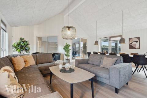 I soffhörnan i lyxstuga 608 i Vestjylland kan ni spela brädspel eller titta på film tillsammans.