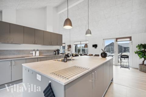 Köket i lyxstuga nr 608 är generöst inrett.