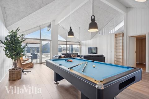 Förutom de många timmar som du kan tillbringa i stugans poolavdelning erbjuder lyxstuga 608 även biljard, bordtennis och dart