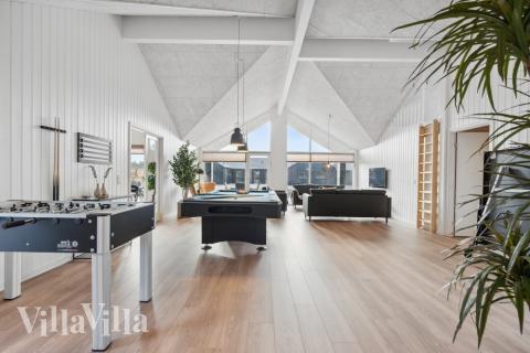 Tävla i sommarhusets aktivitetsrum när ni besöker lyxhus nr 608 i Vestjylland.