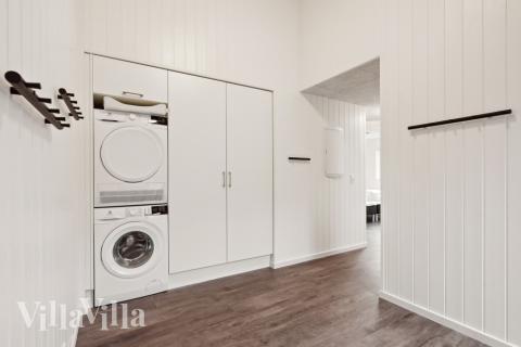 Den rymliga entrén i lyxstuga nr 609 i Vestjylland