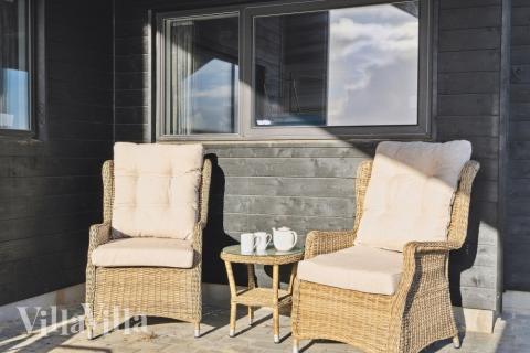 Njut av en grillkväll på terrassen i lyxstuga nr 609 i Vestjylland