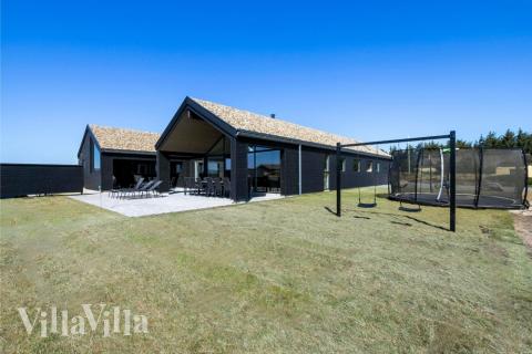 Den praktfulla poolstugan nr 609 med plats för 18 personer ligger i Vestjylland