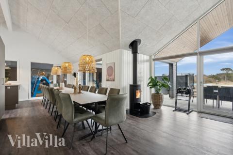 Det stora ljusa vardagsrummet i lyxstuga nr 610 för 18.