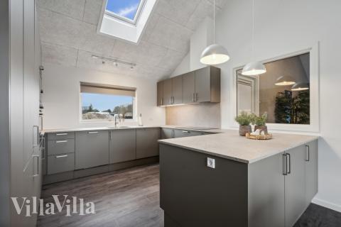 Köket i lyxstuga nr 610 är utrustat så att ni kan laga mat till 18 personer.